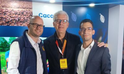 De izquierda a derecha: Rafael Solbas (Kakawa Trade), Alexis Zambrano (Presidente del Comité Organizador del Coicacao 2025) y Óscar Trejo (Director Creativo del Coicacao 2025), presentes en la Expo Feria "Sabe a Venezuela". Foto: Prensa Coicacao
