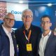 De izquierda a derecha: Rafael Solbas (Kakawa Trade), Alexis Zambrano (Presidente del Comité Organizador del Coicacao 2025) y Óscar Trejo (Director Creativo del Coicacao 2025), presentes en la Expo Feria "Sabe a Venezuela". Foto: Prensa Coicacao
