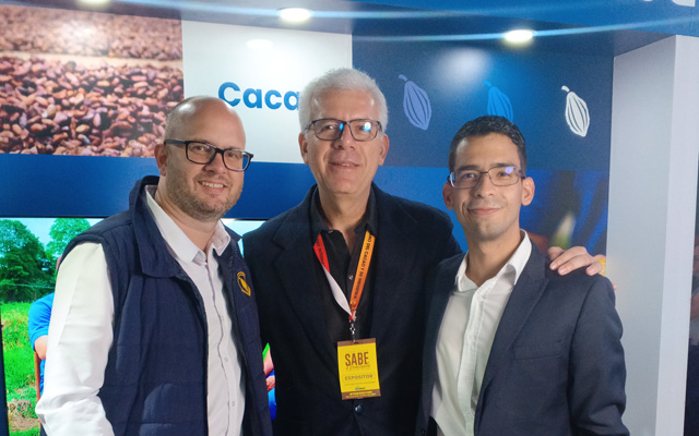 De izquierda a derecha: Rafael Solbas (Kakawa Trade), Alexis Zambrano (Presidente del Comité Organizador del Coicacao 2025) y Óscar Trejo (Director Creativo del Coicacao 2025), presentes en la Expo Feria "Sabe a Venezuela". Foto: Prensa Coicacao