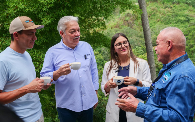 La alcaldesa Jennifer Mujica junto al gobernador Elio Serrano y el ministro Luis Villegas durante el Encuentro de los Sectores Productivos de Carrizal.