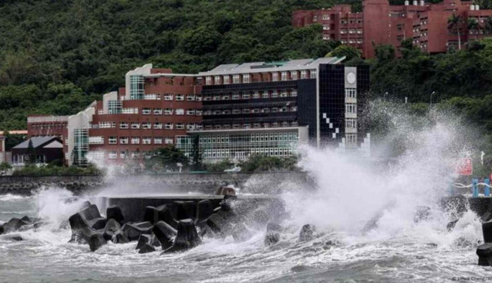 Tifón Podul deja un desaparecido y más de 30 heridos