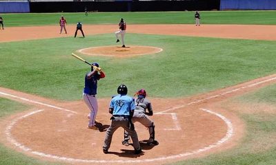 La alcaldesa Olga Pacheco realizó el lanzamiento inaugural en el encuentro amistoso de béisbol entre Brión y La Sabana