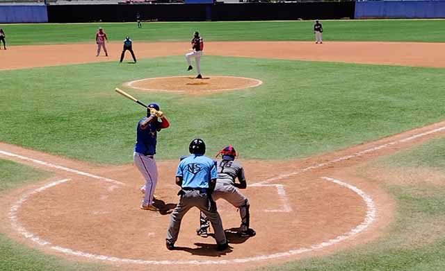La alcaldesa Olga Pacheco realizó el lanzamiento inaugural en el encuentro amistoso de béisbol entre Brión y La Sabana