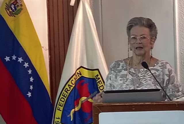 Isis Nezer de Landaeta planteó actualizar el Código de Deontología Médica durante los actos por el 80 aniversario de la FMV