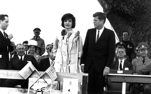 John F. Kennedy y Jacqueline Bouvier durante su visita a Caracas en diciembre de 1961, entre protestas y expresiones de simpatía popular.
