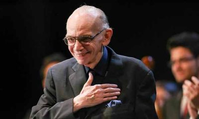 José Antonio Abreu dirigiendo una orquesta juvenil durante los primeros años de El Sistema en Venezuela