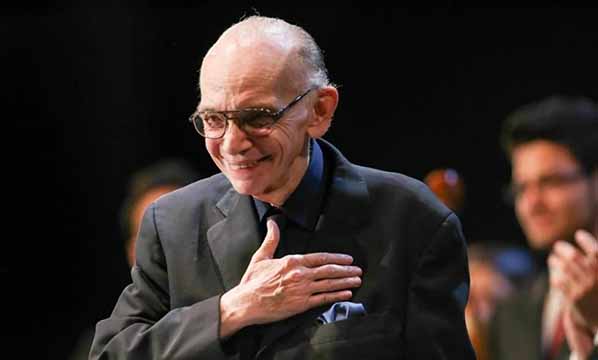 José Antonio Abreu dirigiendo una orquesta juvenil durante los primeros años de El Sistema en Venezuela