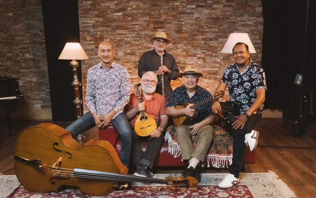 Los cinco integrantes fundamentales del Ensamble Gurrufío se reencontraron en Madrid para celebrar 40 años de música venezolana.