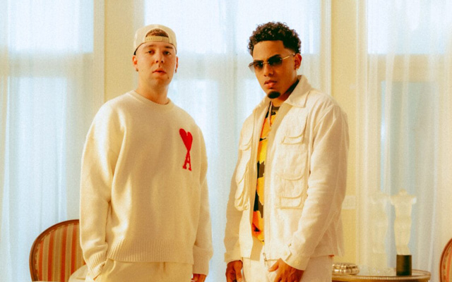 Myke Towers y Quevedo, los creadores de "Soleao", celebran el éxito de su colaboración.