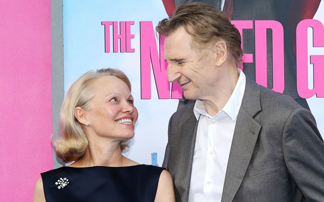 Pamela Anderson y Liam Neeson han sido captados juntos en múltiples ocasiones, sin ocultar su cercanía ni su evidente complicidad.