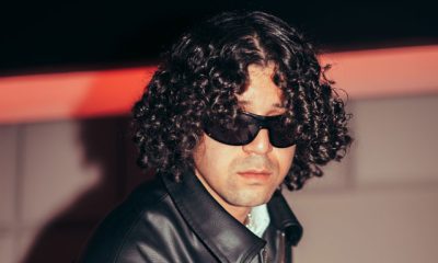 Danicrazytown en acción durante una de sus producciones más recientes, capturando la esencia de la música latina contemporánea.