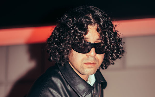 Danicrazytown en acción durante una de sus producciones más recientes, capturando la esencia de la música latina contemporánea.