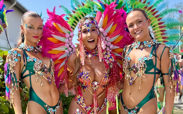 Verónica Weffer desfiló en el Grand Kadooment con Blue Box Cart, luciendo un diseño de Alejandro Gómez, orgullo venezolano en Barbados.