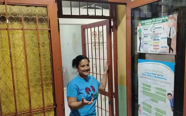 Funcionarios del Smproinna atienden a familias para tramitar permisos de viaje en la Terminal Los Lagos, Los Teques