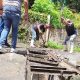 Trabajadores realizan la reparación de la alcantarilla en la vía principal de La Matica, beneficiando a conductores y peatones