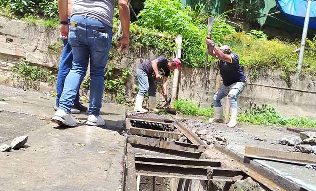 Trabajadores realizan la reparación de la alcantarilla en la vía principal de La Matica, beneficiando a conductores y peatones