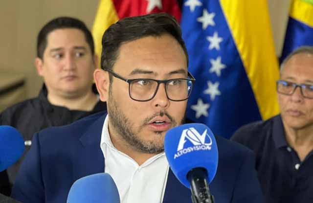 Edgar Laya presenta las medidas económicas y la primera ruta turística de Los Salias, acompañado por concejales y comerciantes locales