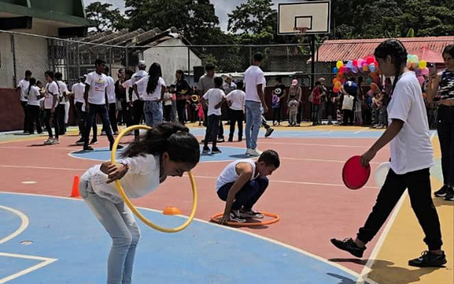 Niños y niñas de Cecilio Acosta disfrutaron de la jornada inaugural del Plan Vacacional Venezuela Ríe 2025 en Guaicaipuro.