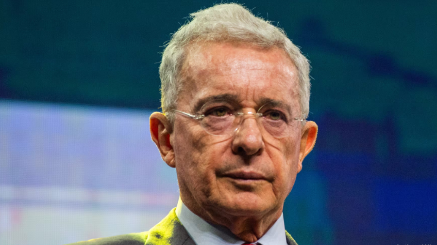 Álvaro Uribe inicia prisión domiciliaria por fraude procesal