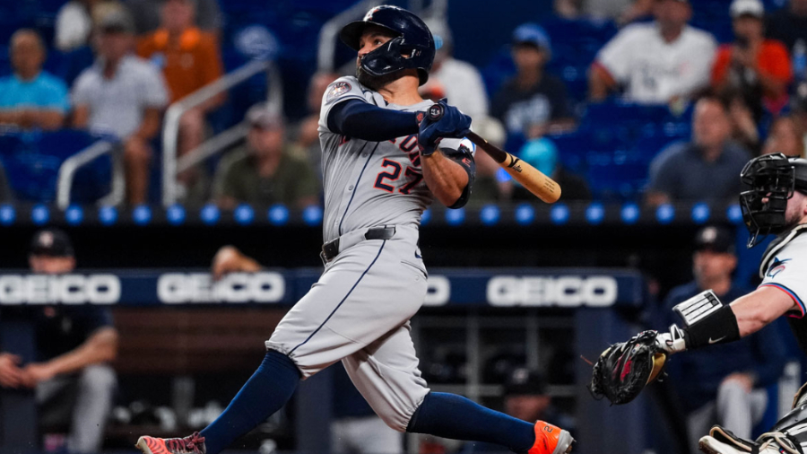 José Altuve asciende en la historia de los Astros