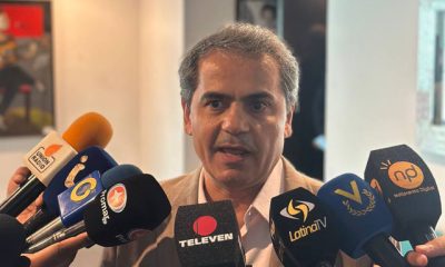 El presidente de CAVETURK, Hayri Kucukyavuz, durante la presentación de la nueva ruta marítima directa, simbolizando el fortalecimiento de las relaciones entre Venezuela y Turquía.