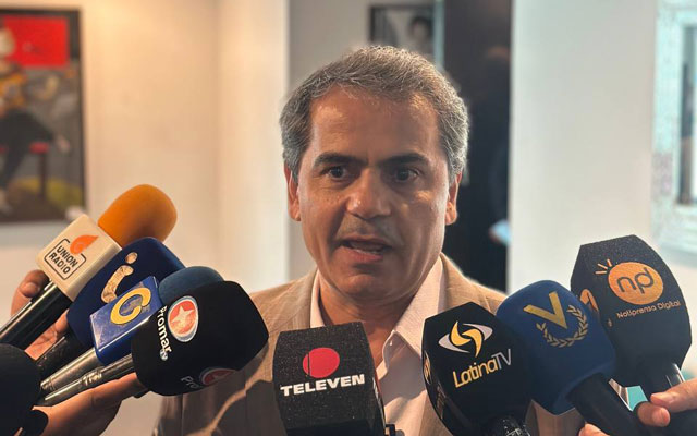El presidente de CAVETURK, Hayri Kucukyavuz, durante la presentación de la nueva ruta marítima directa, simbolizando el fortalecimiento de las relaciones entre Venezuela y Turquía.