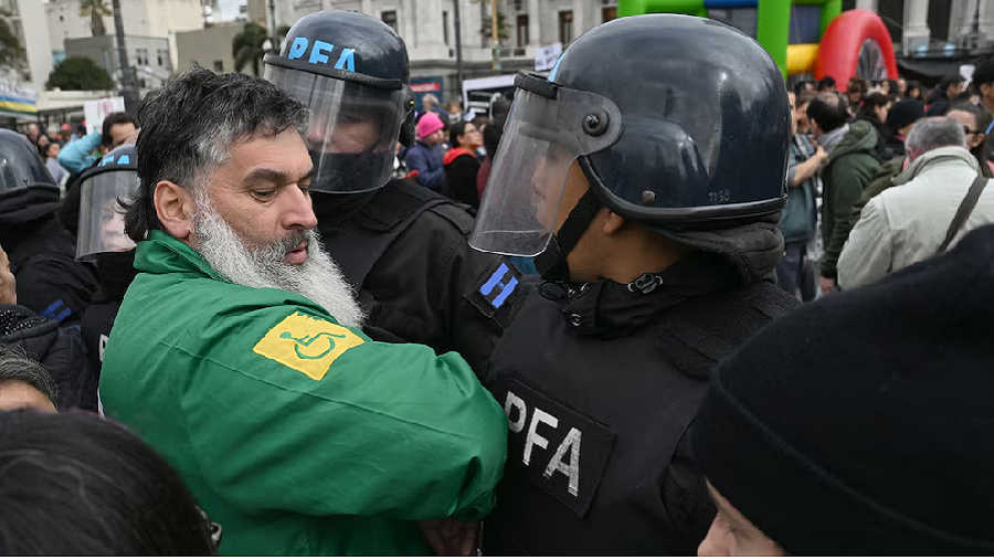 Protesta en Argentina por veto de Milei