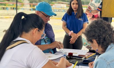 Padres y representantes reciben permisos de viaje en la Terminal Los Lagos durante el Operativo Vacaciones Seguras 2025, en Los Teques.