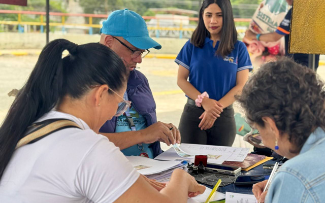 Padres y representantes reciben permisos de viaje en la Terminal Los Lagos durante el Operativo Vacaciones Seguras 2025, en Los Teques.