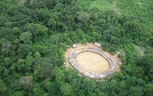 Los Yanomami construyen enormes viviendas circulares llamadas shabonos, capaces de albergar hasta 400 personas bajo un mismo techo