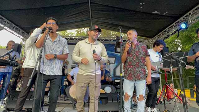 El alcalde Farith Fraija compartió escenario con las agrupaciones durante la “Bajada del Furro” en Los Teques.