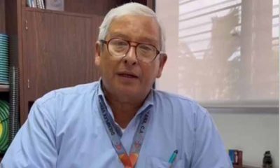 Israel González, gerente de ventas de DIENPLEX VENEZOLANA, presenta los productos plásticos especializados en las instalaciones de Boleita Norte, Caracas.