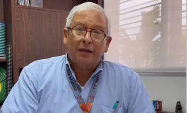 Israel González, gerente de ventas de DIENPLEX VENEZOLANA, presenta los productos plásticos especializados en las instalaciones de Boleita Norte, Caracas.