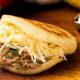La arepa, alimento ancestral venezolano, hoy une a una diáspora global con sabor, memoria e identidad