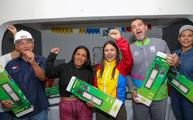 Jennifer Mujica conversa con vecinos y técnicos de Corpoelec.