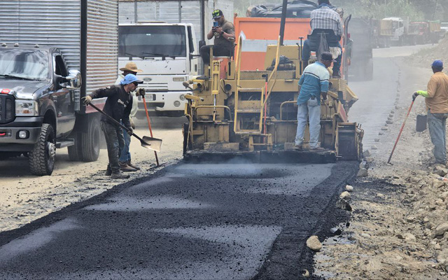 Maquinaria en acción durante la rehabilitación de la vía en el sector La Ceibita, Tabay, municipio Santos Marquina.