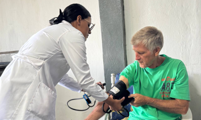 Un equipo médico de +Salud Guaicaipuro ofrece atención personalizada a un usuario en su hogar.