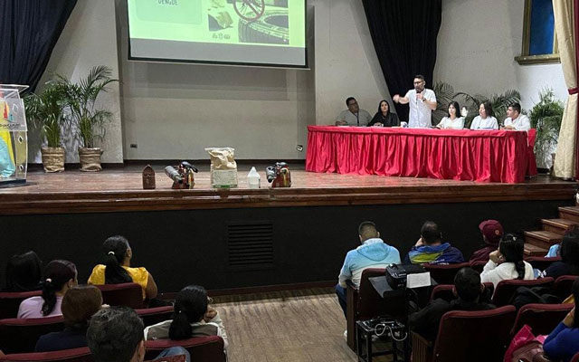 El alcalde Farith Fraija durante su intervención, promoviendo la responsabilidad comunitaria en la prevención del dengue.