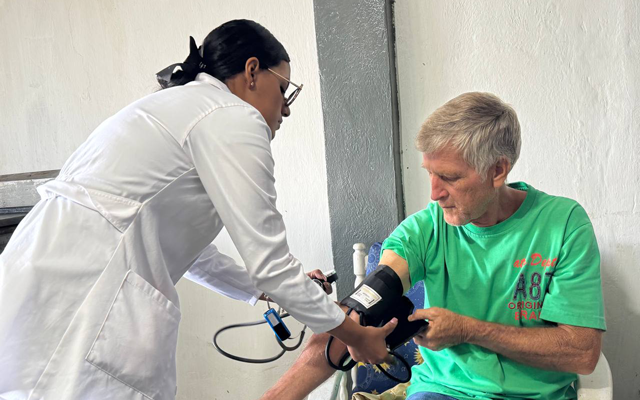 Un equipo médico de +Salud Guaicaipuro ofrece atención personalizada a un usuario en su hogar.