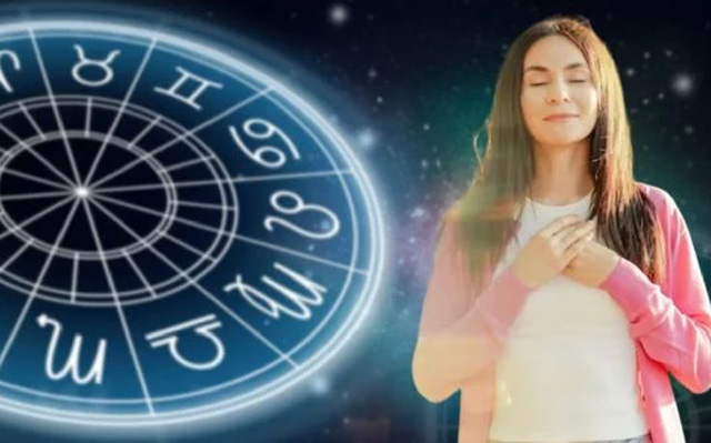 Lumhaniel combina astrología y técnicas de hipnosis para el desarrollo personal.