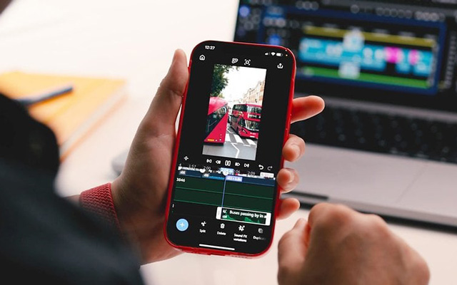 Un creador edita videos con Adobe Premiere en su iPhone, aprovechando herramientas profesionales y funciones de inteligencia artificial.