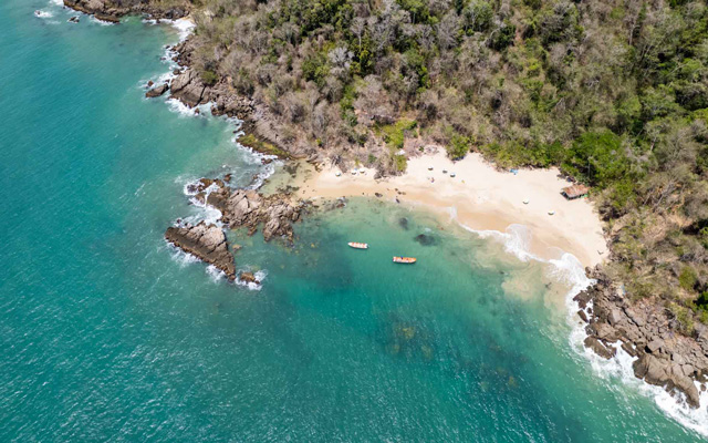 Playa Mono Manso, joya natural de arenas blancas y aguas transparentes.