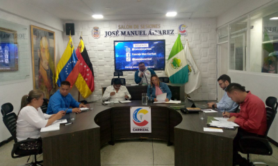 Concejales durante la votación del crédito adicional en el Salón de Sesiones del Concejo Municipal.