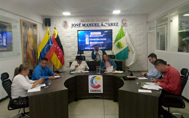 Concejales durante la votación del crédito adicional en el Salón de Sesiones del Concejo Municipal.