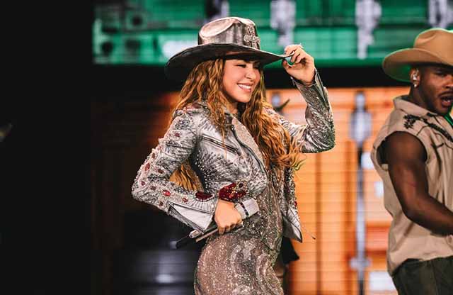 Shakira interpreta “Sombras nada más” junto al Mariachi Gama 1000, dedicando la ranchera a su padre y homenajeando a Javier Solís.