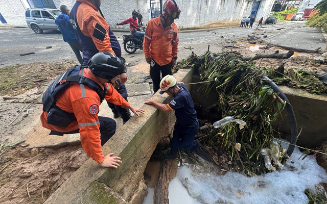 Equipos multidisciplinarios de la Alcaldía de Guaicaipuro y organismos regionales trabajan en Paracotos para atender daños ocasionados por las lluvias.