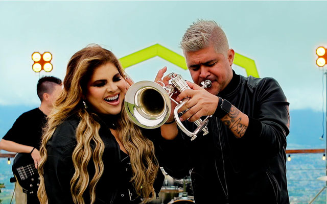 Diveana y Anthony Pérez : Un poderoso dúo que celebra la música latina.