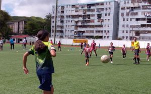“Más de 300 niños participaron en emocionantes amistosos.”