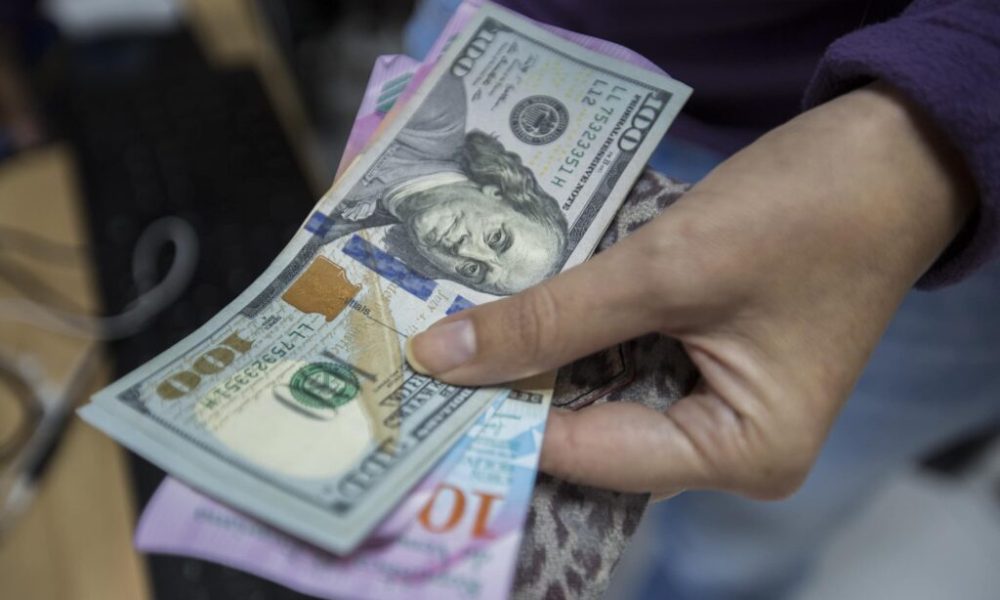 BCV fija el dólar en 156,37 bolívares y el euro en 183,33