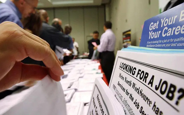 El mercado laboral de Estados Unidos muestra señales de estancamiento y sectores clave reducen vacantes.